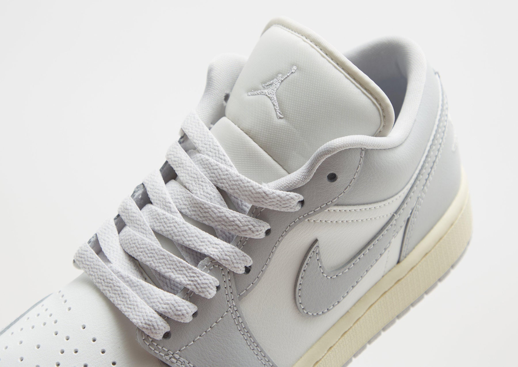 סניקרס Air Jordan 1 Low Coconut Milk Neutral Grey | נשים