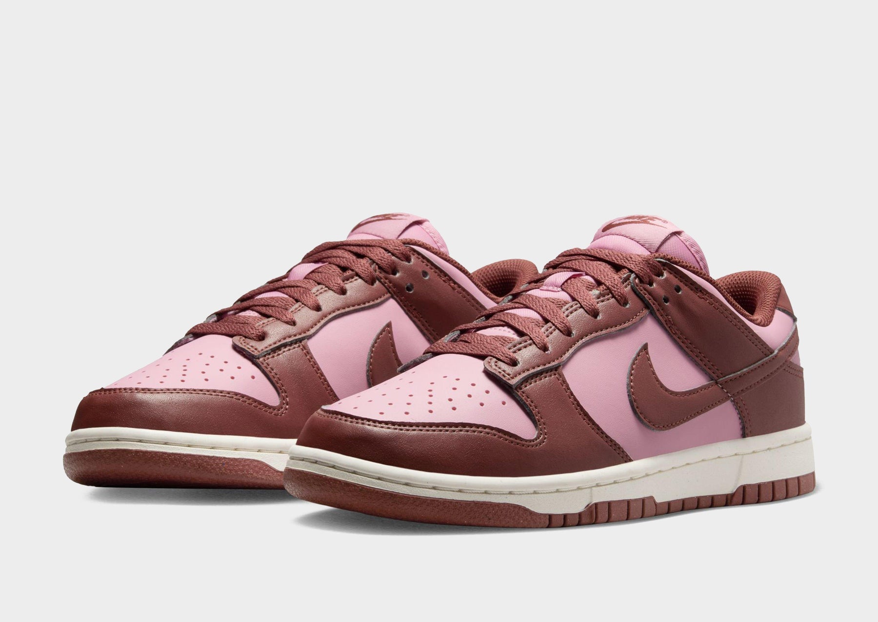 סניקרס Dunk Low Next Nature Dark Pony Elemental Pink | נשים