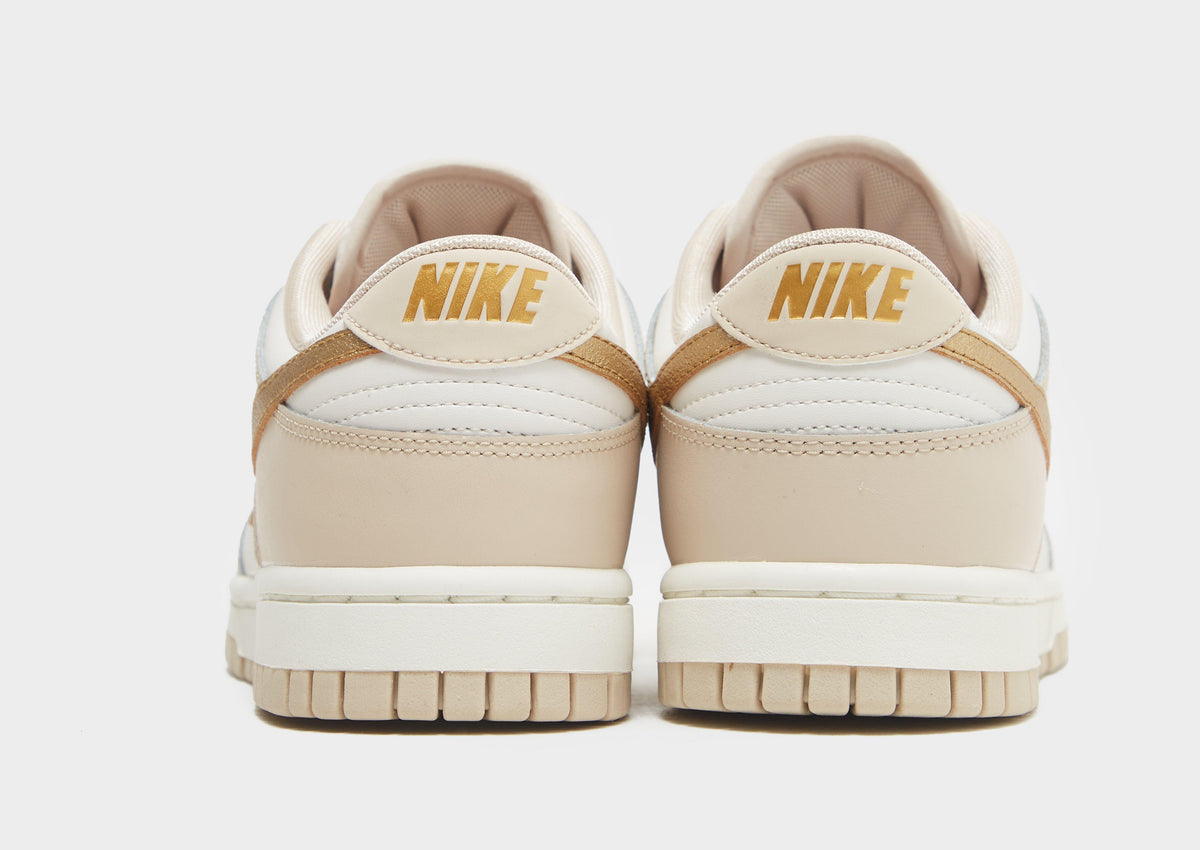 סניקרס Dunk Low Phantom Metallic Gold | יוניסקס